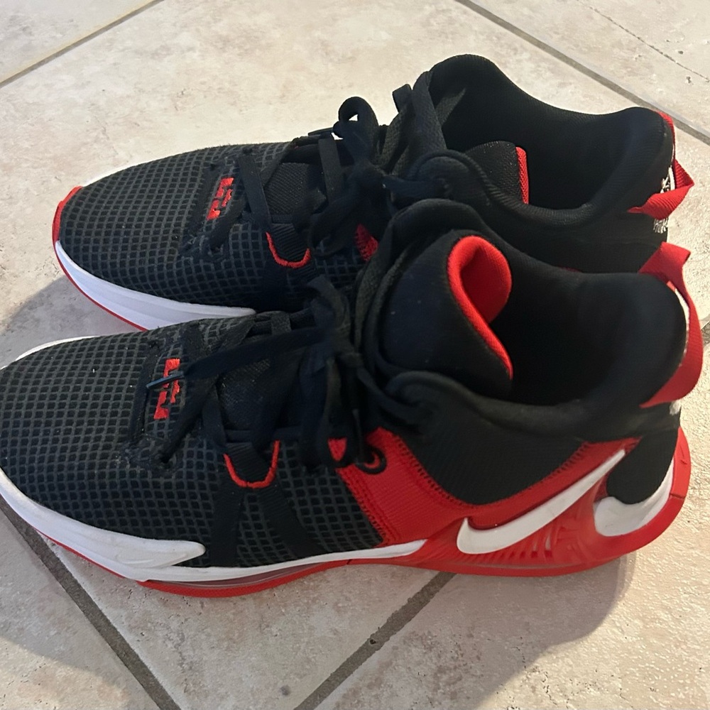 Mens Nike LeBron Witness 7 Basketball Shoes